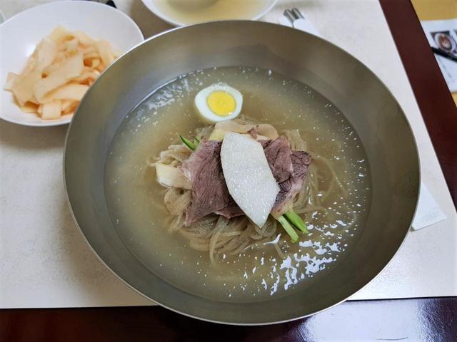 平壌冷麺に添えられたペッキムチ（白キムチ）