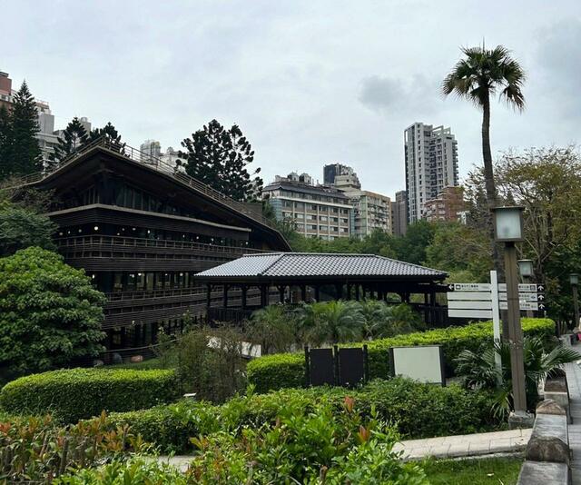 【台湾食べ歩きの旅③北投温泉編】北投公園内には台北市立図書館の北投分館がある。木目調の建物は中もカフェのようにおしゃれ。窓ガラスが大きく、テラス席もあるので、館内にいても北投の緑を眺めることができる