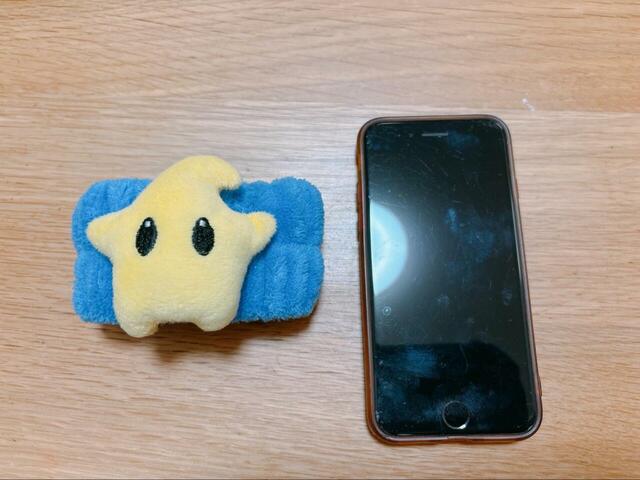 【サーティワン×マリオギャラクシー チコ オリジナルふわふわスリーブ】大きすぎず小さすぎない絶妙なサイズ感です(iPhoneSE第3世代比較)