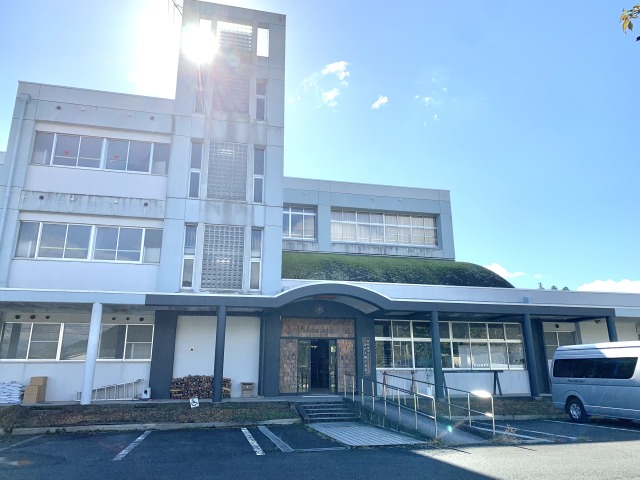 廃校を利用した「THE 610 BASE（ムトベース）」