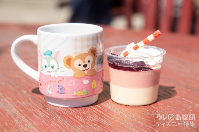 ホワイトチョコ＆ストロベリームース、スーベニアカップ付き