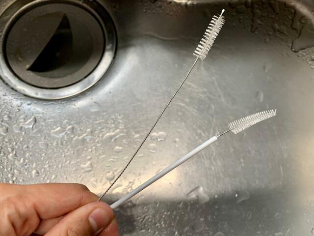 【キャンドゥのストロー洗いブラシ】先端までブラシがあるタイプと先端が尖っているタイプ