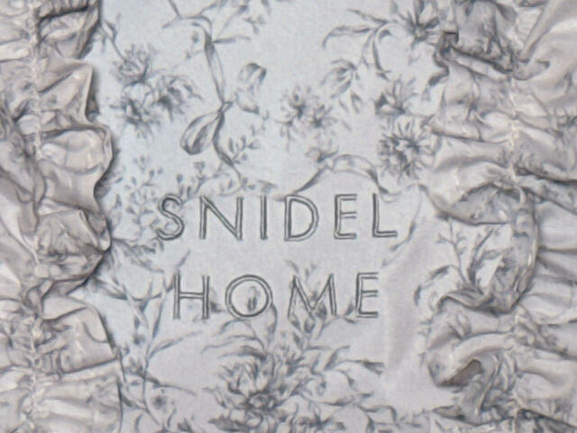 前面には「SNIDEL HOME」のブランドロゴが刺繍されており、高級感たっぷり