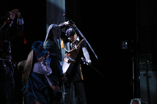 長身を活かした大胆な殺陣を見せた東啓介氏（燭台切光忠役）　撮影：小林裕和