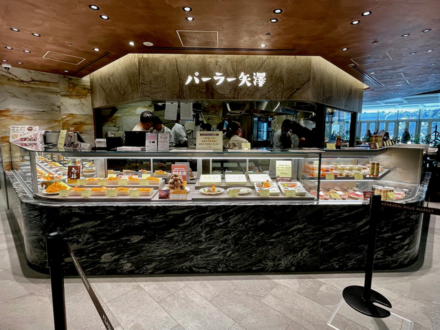 【パーラー矢澤】右側に、カウンター７席とテーブル５席があります