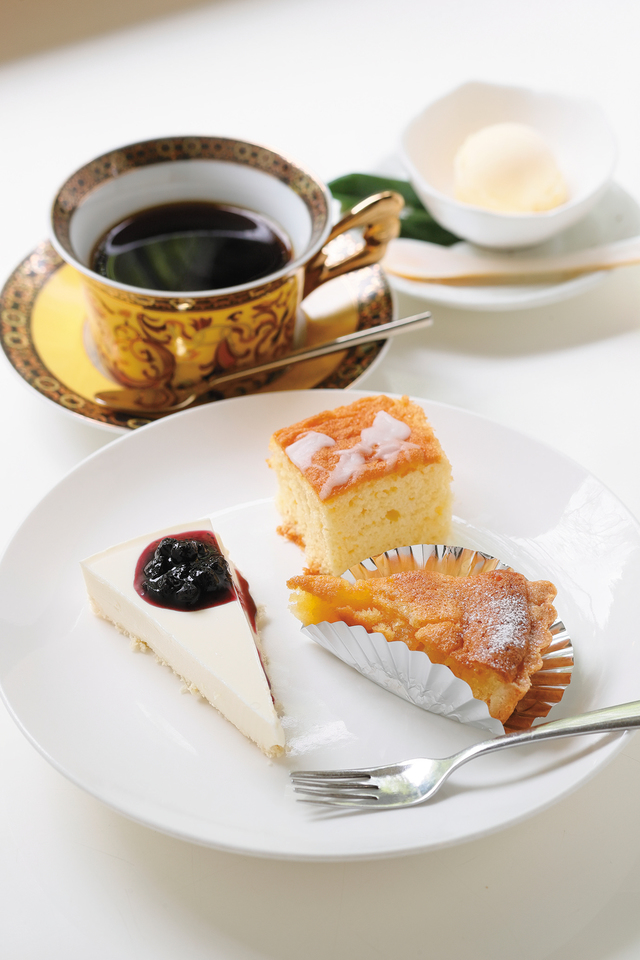 店主の奥さんが焼くケーキが3種類楽しめるケーキセット750円。ドリンク付き｜アルフォンソ カフェ
