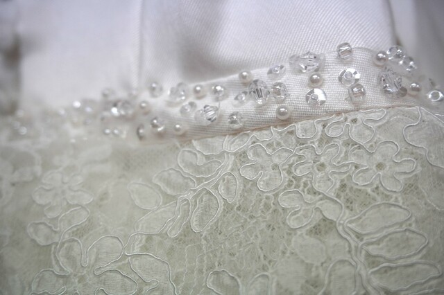 【アンドユー】2ピースショルダーリボンミディアムドレスーホワイト／グリーン