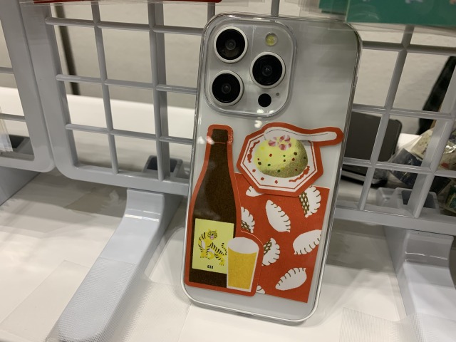 フレークシールは携帯カバーの中に入れて楽しむのも◎