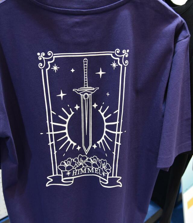 【ワークマン『葬送のフリーレン』第2期プリント半袖Tシャツ】ダークブルーは背面にヒンメルの故郷の花と勇者の剣をプリント