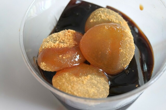 【成城石井】「自家製沖縄県産黒糖の黒蜜で食べる黒糖ゼリー」388円（税込）