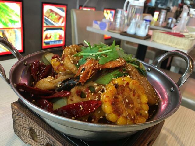 「沸騰小吃城」の「麻辣香鍋」は2～3人で囲むボリューム