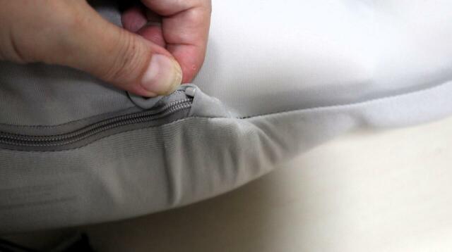 【ニトリ 上半身を包み込むまくら】枕カバー付き。別売りのカバーは洗い替え用です