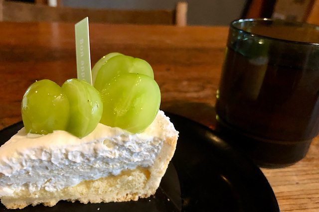 【シャトレーゼ　山梨県産シャインマスカットのレアチーズタルト】コーヒーとレアチーズの酸味の相性が良い　家でゆっくり自分ご褒美時間