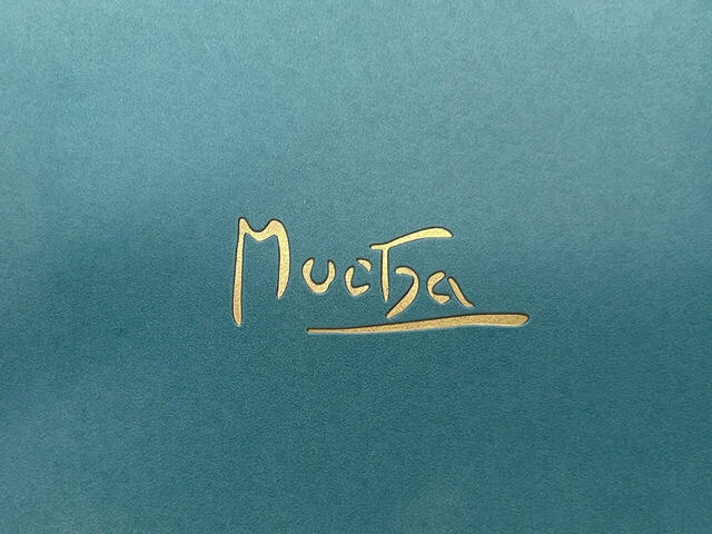 ミュシャのサインもゴールドで箔押しされています。素敵すぎる〜！