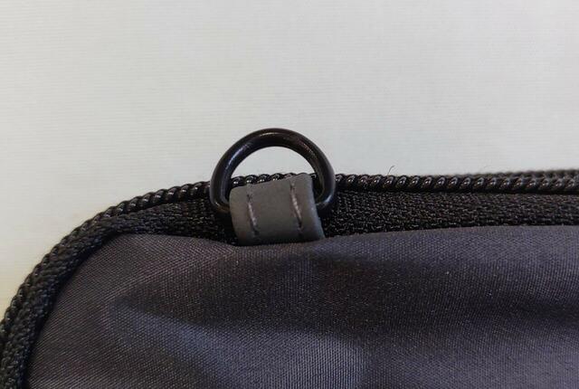 ショルダーはDカン部分に取り付けできる