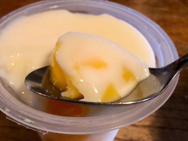 【カルディ マンゴープリンin杏仁豆腐】弾力のあるマンゴープリンとつるつるぷるんな杏仁豆腐の食感が美味しい