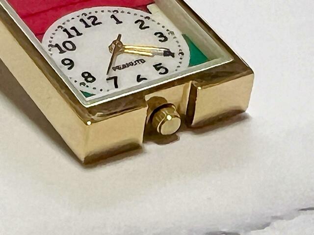 時計下部のつまみで時間を調整できます