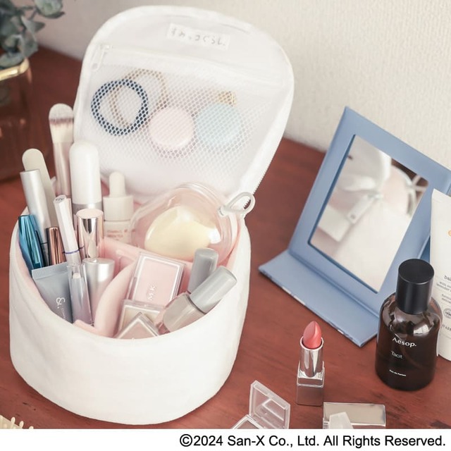 『すみっコぐらし ふわふわおすわりポーチ しろくまver.』デスクの上をかわいく