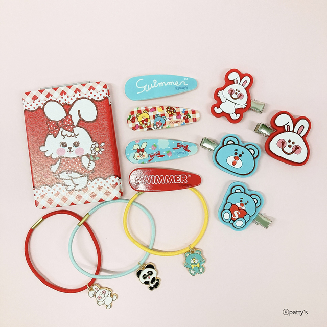 コンパクトミラー(左上)440円（税込、スリーピン(2個セット×2柄)110円（税込）、前髪クリップ(2個セット×2柄)220円（税込）、チャーム付きヘアゴム(3柄)110円（税込）ⓒpatty's co.,ltd.All rights reserved.