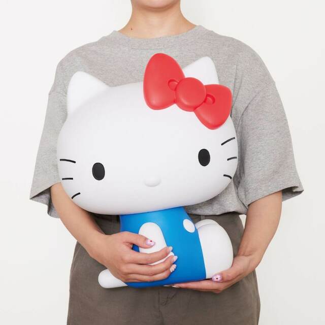 【HELLO KITTY 50th～ハッピーアニバーサリー★～】セブン−イレブン限定 LAST賞 「BIG! ハローキティ おすわりフィギュア」。もちろん抱っこもできます♪