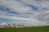 ロンドンの市街地から車でおよそ2時間のところにあるストーンヘンジ。 何千年も前に建てられた巨石建造物に連日観光客が集まる