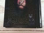 【カルディ 魔法辞書クッキー缶】下部には黒猫が3匹登場♪