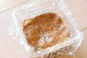 【味噌の保存方法】ラップをぴったりかけた味噌。空気に触れにくいため、酸化を遅らせることができます
