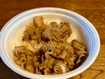 【すき家 牛カルビ焼肉丼】蓋を開けると牛カルビとタレの香りがふわっと部屋に広がります