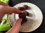 【ピスタチオミルクチョコレート】一粒はアーモンドチョコとほぼ同じくらいです