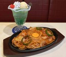神戸〈喫茶ポエム〉の鉄板ナポリタン（生卵付き）1,045円とクリームソーダ770円