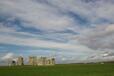 ロンドンの市街地から車でおよそ2時間のところにあるストーンヘンジ。 何千年も前に建てられた巨石建造物に連日観光客が集まる