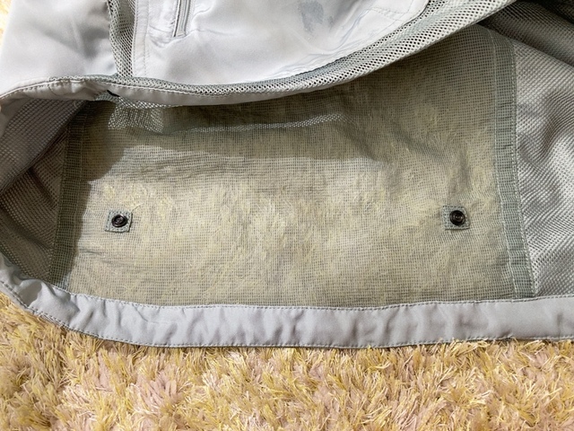 【ワークマン エアロガードステルスジャケット】背中の内側にボタンが2つ。同シリーズのパンツをドッキングすればジャケットの裾からも虫をガード可能！