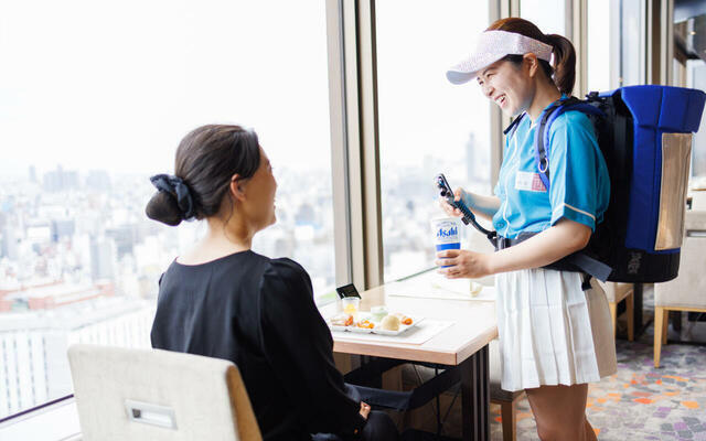 「ビールベンダーのサービス」＜期間：2025年8月9日〜17日＞ 【浅草の絶景と約100種類のメニューを楽しめる「ごちそうブッフェ」に“ビールベンダー”登場！“どうぶつケーキ”もプレゼント！】