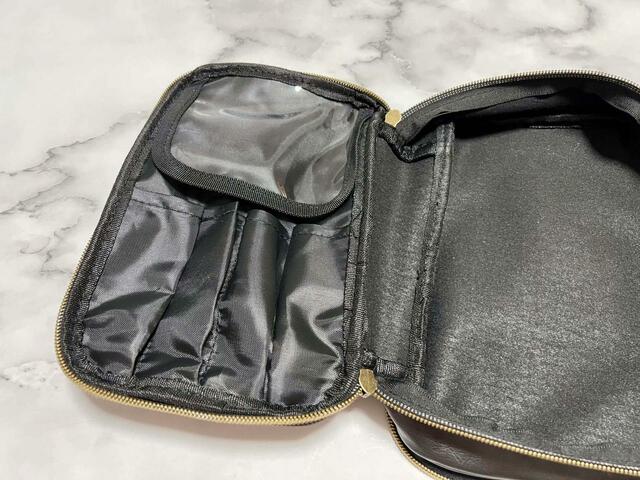 【ANNA SUI COLLECTION BOOK 2つに分かれるバニティポーチ】4つに分かれているブラシポケット付き！