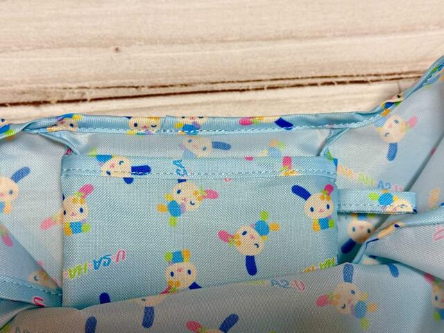 内側のポケットにバッグ本体を折りたたんで収納できるのも便利なポイント