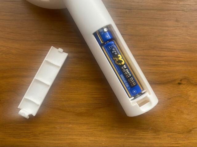 【cookpad plus(クックパッド プラス)2023年夏号増刊 スヌーピーハンディ扇風機】電池を縦に2本入れて、スイッチオン!