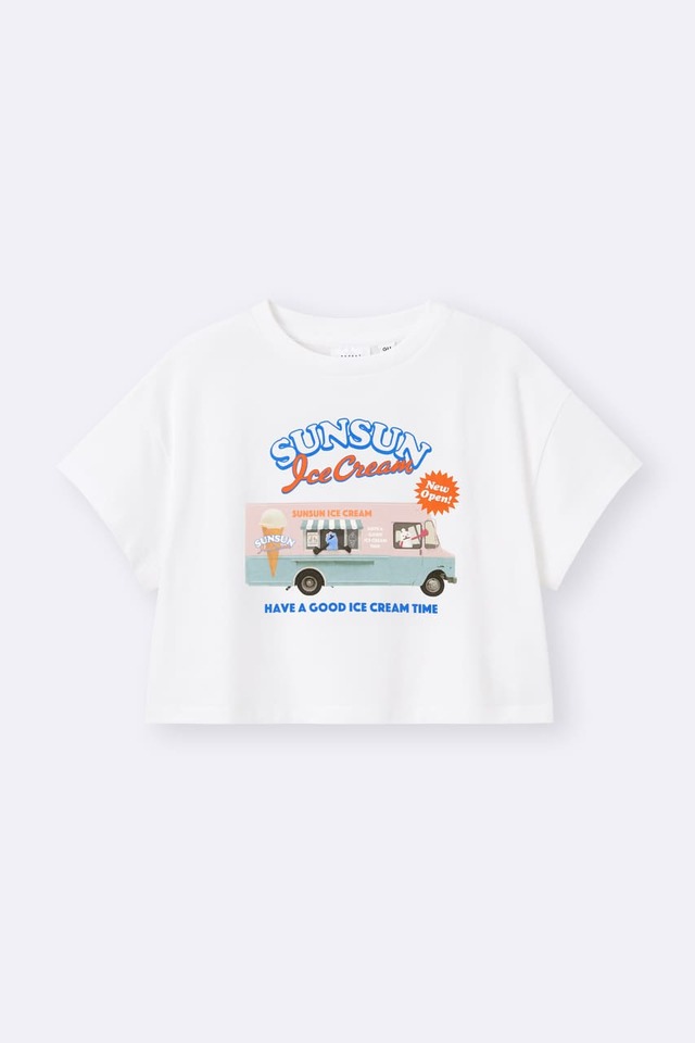 【GU×パペットスンスン】「KIDSグラフィッククロップドT パペットスンスン」990円/みんなにアイスクリームを届けるためのアイスクリームショップワゴン