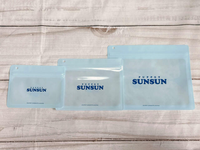 背面には「PUPPET SUNS UN」のロゴプリント入り