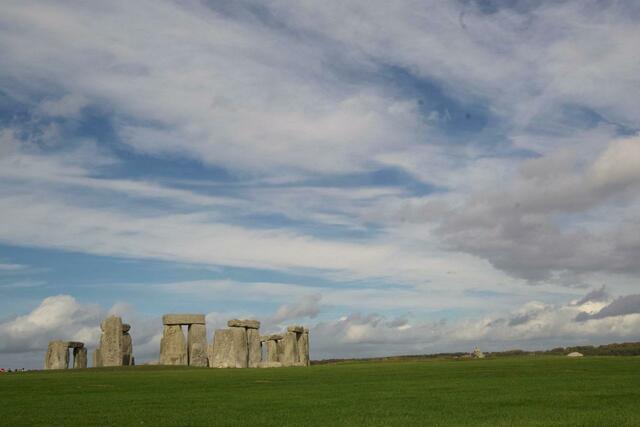 ロンドンの市街地から車でおよそ2時間のところにあるストーンヘンジ。 何千年も前に建てられた巨石建造物に連日観光客が集まる