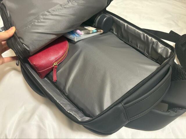 【3COINS  4パーテーション2WAYリュック／MENS】かさばるポーチとペンケースは前側のメイン収納部に収納し…⇒