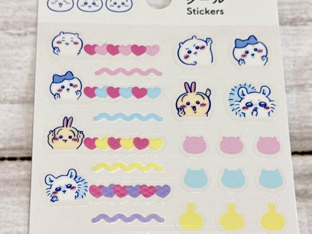 【ちいかわ×DAISO限定デザイン】「スケジュールシール ちいかわ」LINEスタンプ「ちいかわ（ピース）」のイラストや、ナガノ先生がちいかわ公式Xにアップしたイラストなどが採用されています♪