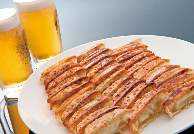 安うま餃子ランチ・新宿／餃子の福包 新宿店　大皿焼き餃子 1300円