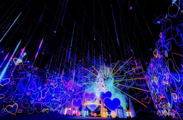 360度1000個ものハートに囲まれた空間でクリスマスソングとイルミショーが楽しめる