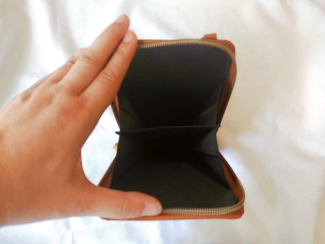 中央部に仕切りあり【猫のダヤン スマホショルダーバッグ】