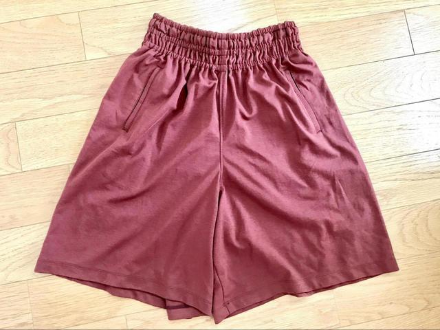 【ユニクロU ジャージーバミューダショートパンツ】前面。ワイドなデザインで下半身のスタイルをカバー