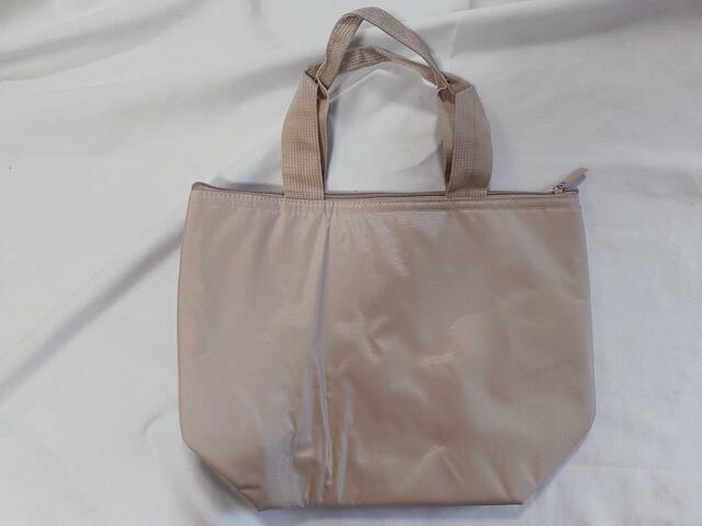 裏面は、シンプルな無地