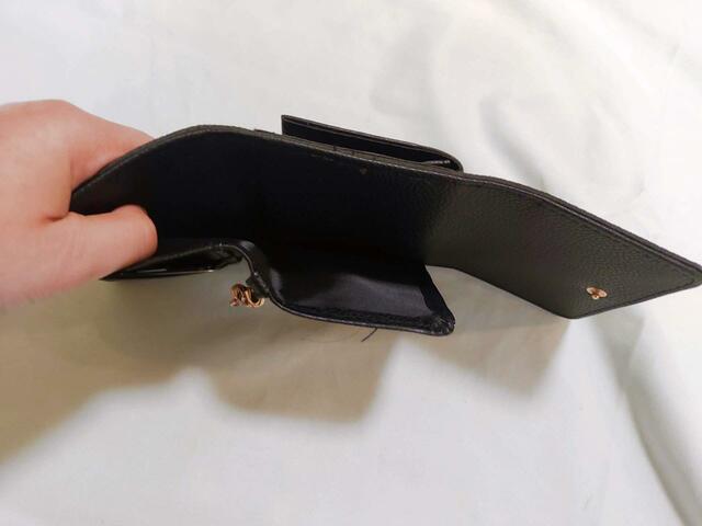 お札入れ用のポケットも