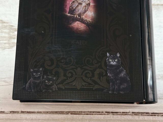 【カルディ 魔法辞書クッキー缶】下部には黒猫が3匹登場♪