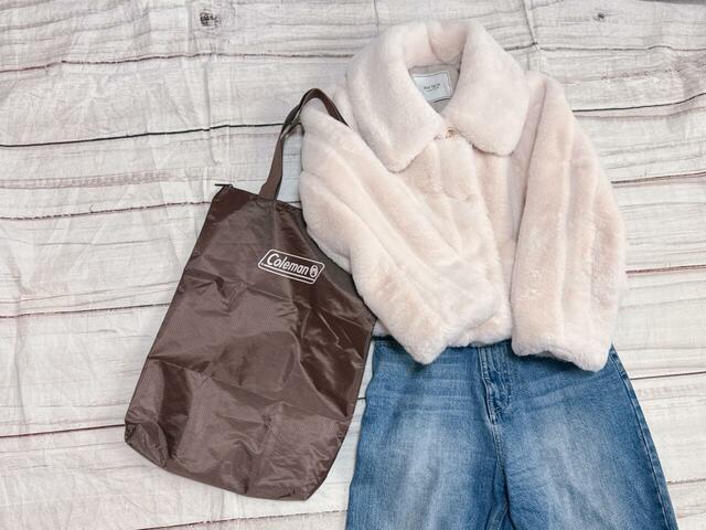 ロゴのピンクに合わせてピンクのファーコートに持ってみました。かわいい！