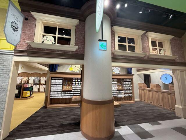 クラフトコーナーの前の柱の上部の窓に注目です！